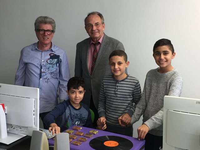 EDV-Lehrer Andreas Heerdegen (l.) und seine Schüler mit Bezirkschef Plasch.