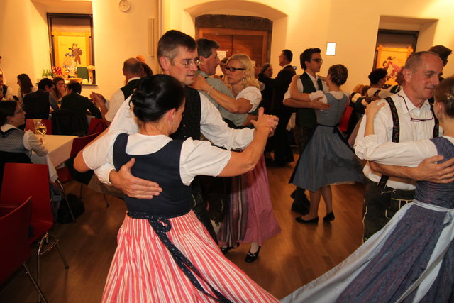 Die Kleider flogen im Dreiviertel-Takt