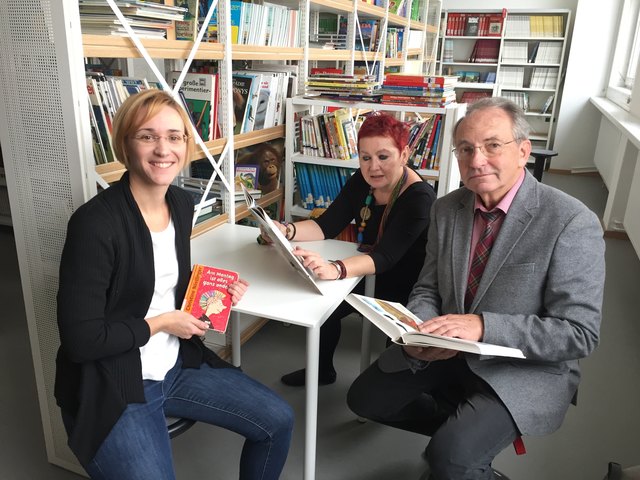 Bezirksvorsteherin-Stellvertreterin Lea Halbwidl (l.), Direktorin Andrea Hallal-Wögerer und Bezirksvorsteher Leo Plasch in der neuen Bibliothek im letzten Stock.