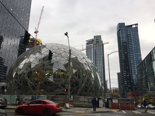 Das neue Amazon-Headquarter wirkt von außen utopisch und ist innen wie ein großes Gewächshaus.