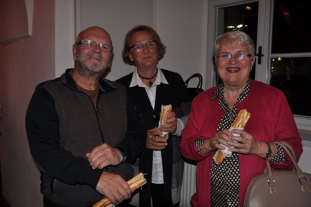 Familie Weinauer und Grete Fössner stärken sich.