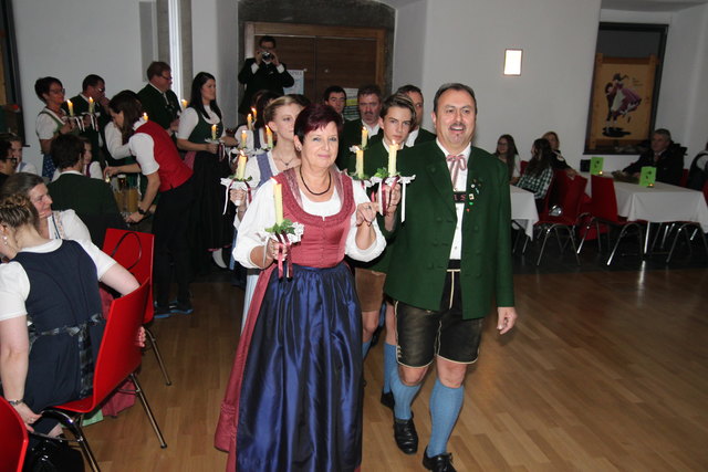 Mit dem Fackeltanz eröffnete die VTG den Ball