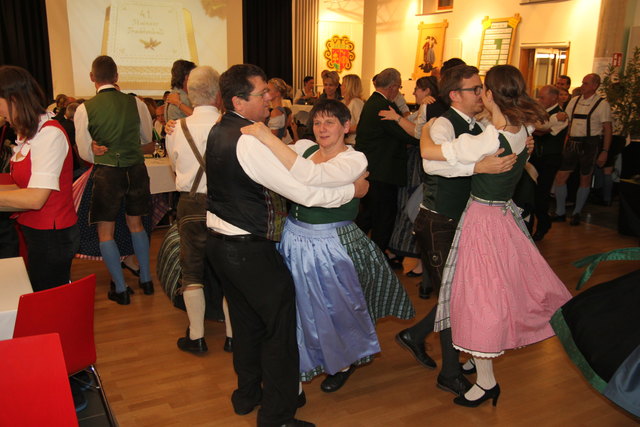 An Atmosphäre ist der Trachtenball wohl nicht zu überbieten