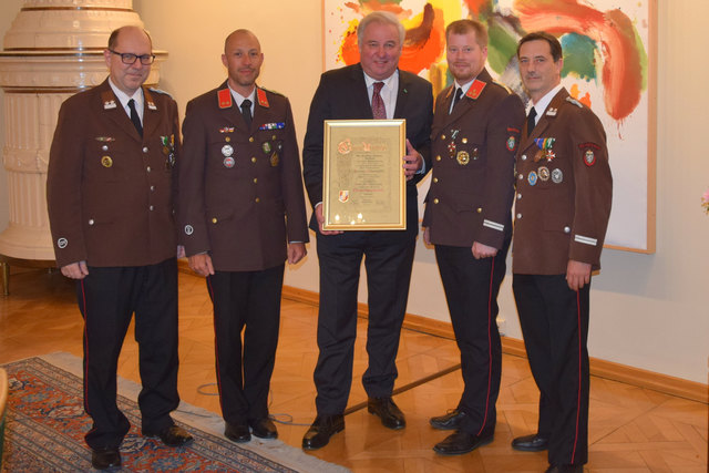 Als Vertreter der FF Kirchbach überreichten Reinhold Pucher, Thomas Hermann, Manuel Pucher und René Michael Patschok (v.l.) Hermann Schützenhöfer die Ehrenurkunde.