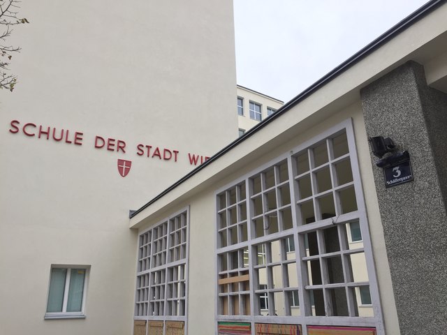 340 Schülerinnen und Schüler besuchen die Schule in der Schäffergasse 3.