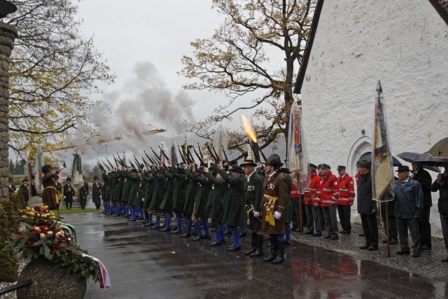 Eine Ehrensalve der historischen Bauernschützen. | Foto: Wolfgang Gschwandtner