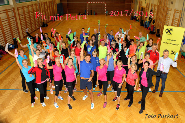 Dir. Josef Muchitsch übergab die neuen Trinkflaschen an die Mitglieder des Vereins "Fit mit Petra".