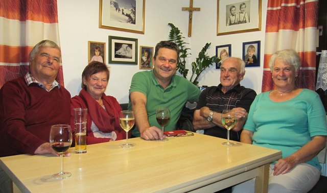 Rudi und Rosi Höll vom Pensionistenverband Hallstatt-Obertraun, Bürgermeister Egon Höll mit „85er“ Walter Höll und dessen Ehegattin.