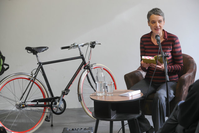 Buchwoche SalzburgFoto: Franz Neumayr    4.11.2017Im Bild Autorin Sela Miller bei ihrer Lesung aus dem Buch "Rose fährt Rad"