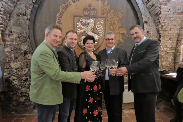 Freuen sich auch heuer wieder auf Ihren Besuch: Bgm. Gerhard Hartinger, TV-Obmann Michael Pronegg, Bgm. Ursula Malli, Weinbaudir. Werner Luttenberger und Bgm. Rudolf Stiendl. | Foto: Neuwirth