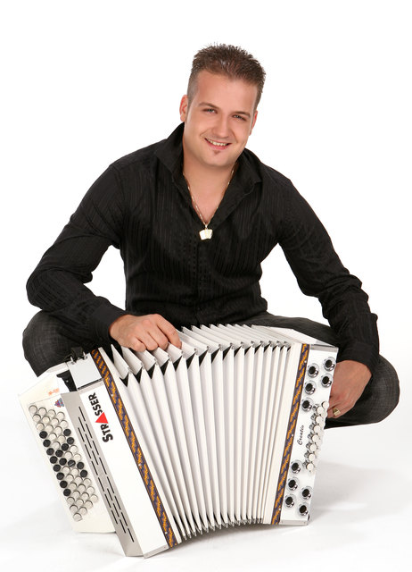 Der 29-jährige Rene Kogler wurde 2011 Harmonikaweltmeister – mit neuem Programm im Musikkoffer ist er jetzt unterwegs.