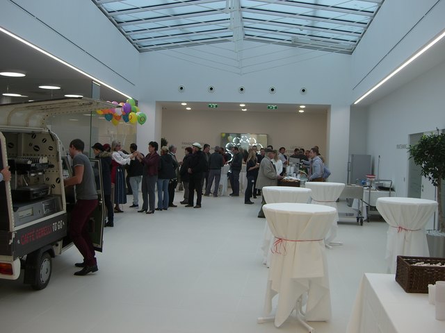 Die Oberbank-Filiale an der Donaulände wurde am Weltspartag gestürmt. | Foto: Oberbank