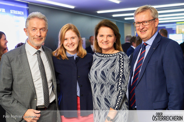 Von links: Gerhard Wölfel (BMW Motoren GmbH) und Gertrude Schatzdorfer-Wölfel mit ihrer Tochter (Schatzdorfer Gerätebau GmbH), Andreas Pirkelbauer (Vorstand Volksbank Oberösterreich AG) | Foto: Volksbank/Lauringer