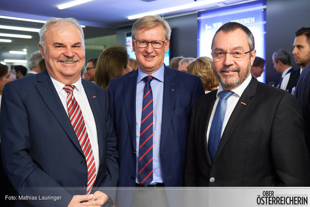 Friedrich Filzmoser (Geschäftsführer Sparte Bank und Versicherung WKO Oberösterreich), Andreas Pirkelbauer (Vorstand Volksbank Oberösterreich) und Walter Bremberger (Direktor WKO Oberösterreich; v.l.) | Foto: Volksbank/Lauringer