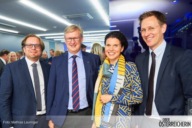 Thomas Reiter (Geschäftsführer BezirksRundschau), Andreas Pirkelbauer (Vorstand Volksbank Oberösterreich) mit Gattin und BezirksRundschau-Chefredakteur Thomas Winkler (v. l.). | Foto: Volksbank/Lauringer