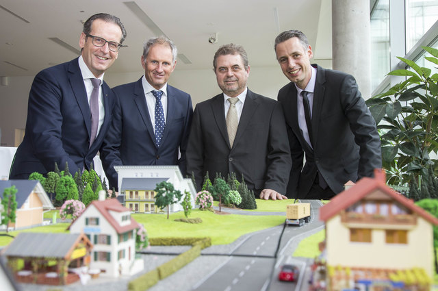 Forschen und arbeiten gemeinsam an einer sicheren Energieinformatik (v.l.n.r.): Wolfgang Schneider (Siemens), Roland Wernik (Salzburg Wohnbau), Walter Tenschert (Salzburg Netz GmbH), und ZSE-Leiter Dominik Engel (FH Salzburg). | Foto: FH Salzburg/Kolarik