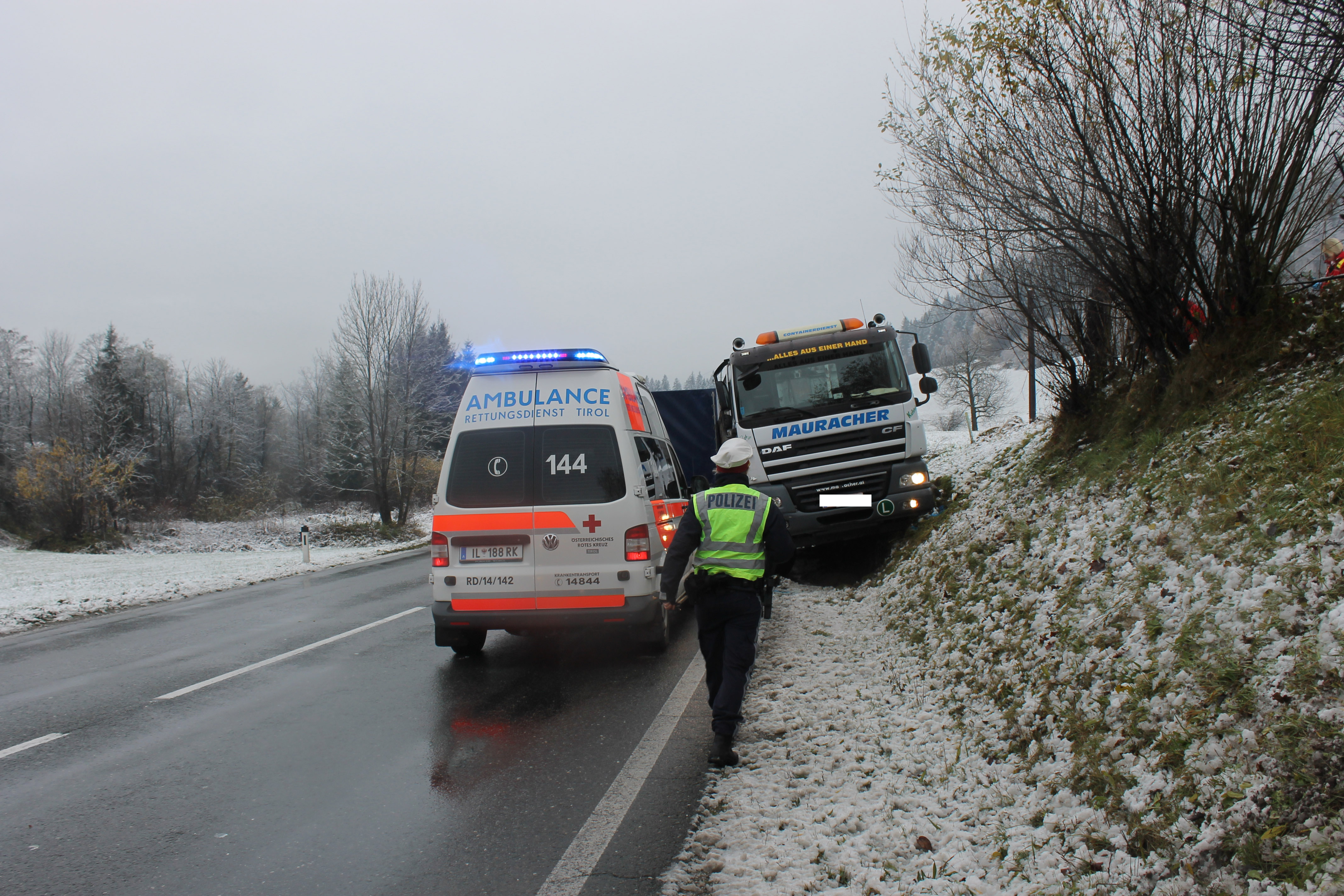 Der LKW kam in einer angrenzenden Böschung zum Stillstand.