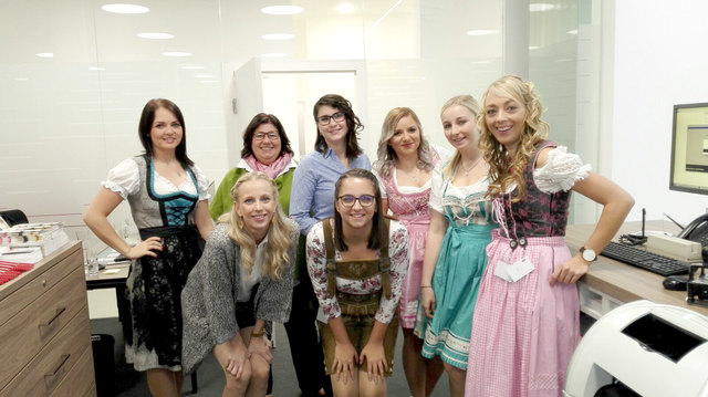 Die Mitarbeiterinnen der Oberbank in Linz bereiteten den Kunden einen herzlichen Empfang. | Foto: Oberbank