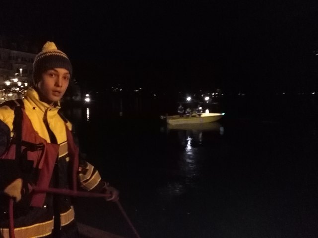 "Fest im Griff" hat Jonas Hutter, Nachwuchs-Rettungsschwimmer, die Sicherungsleine seiner Tauchkameraden