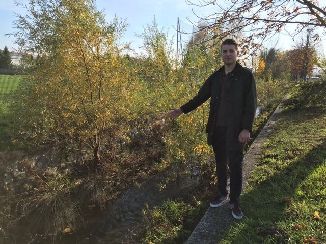 Andreas Feiler fordert die Säuberung des Bachbetts vom Marzer Bach. | Foto: zVg