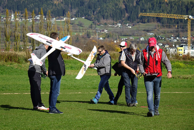 MFC-Lienz Schriftführer Mario Sir (re.) beim Verlassen der Landewiese, der nächste Pilot macht sich bereits startklar. | Foto: Markus Kozubowski