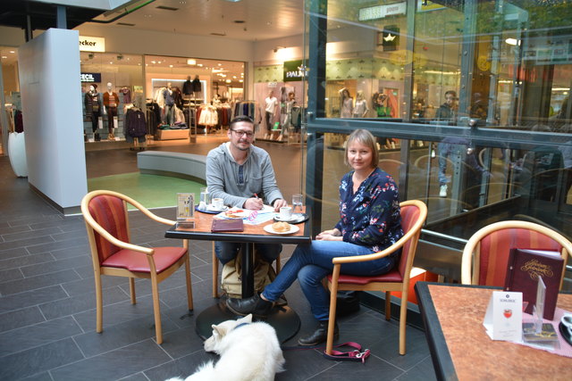 Die Unternehmerin Elke Fahrnberger gibt Bezirksblätter-Redakteur beim Business Brunch im City Center in Wieselburg Auskunft.