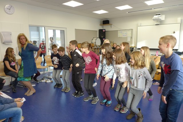 Musiklehrerin Helga Demmelbauer bringt die Kinder zum Tanzen. | Foto: NMS Schörfling
