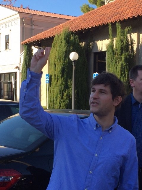 Nikolaus Hammler forscht in Stanford an seiner Dissertation. Er gewährte der Delegation Einblicke ins Unileben. | Foto: WOCHE