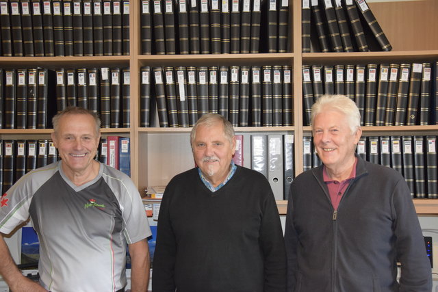 Erich Kriechbaum, Josef Bacher und Günther Schlögl (v. l.) bewahren ihre Briefmarken-Sammlungen zuhause auf.