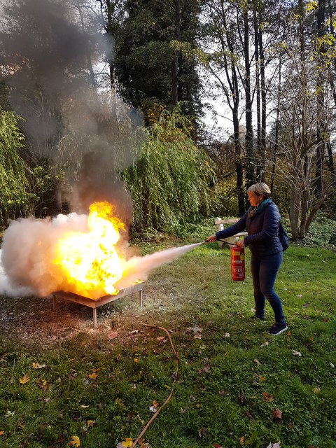 Die Besucher konnten selbst versuchen, mit Feuerlöschern einen kleinen Brand zu löschen