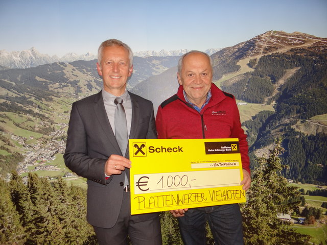 Prokurist Rudolf Enn (Filialleiter Bankstelle Viehhofen) mit Mathias Embacher, dem Kassier der Plattenwerfer Viehhofen, bei der Scheckübergabe. | Foto: Raiffeisenbank Saalbach-Hinterglemm-Viehhofen