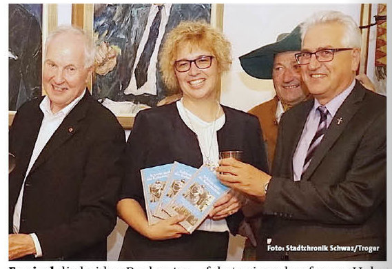 Die Buchautoren von links: Redakteur peter Hörhager, Religionspädagoging it Stadtpfarrer Martin Müller anläßlich ihrer Buchpräsentation. Foto. Hans Troger.