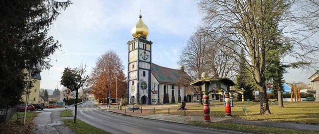 Der Singkreis Sankt Barbara, das Weststeirische Kammerorchester sowie Marcel Fina und Doris Valeskini treten in der Hundertwasserkirche Bärnbach auf. | Foto: KK