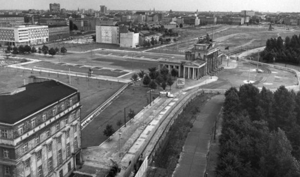 Noch Ein Jahrestag Heute Vor 28 Jahren Fiel Die Berliner Mauer