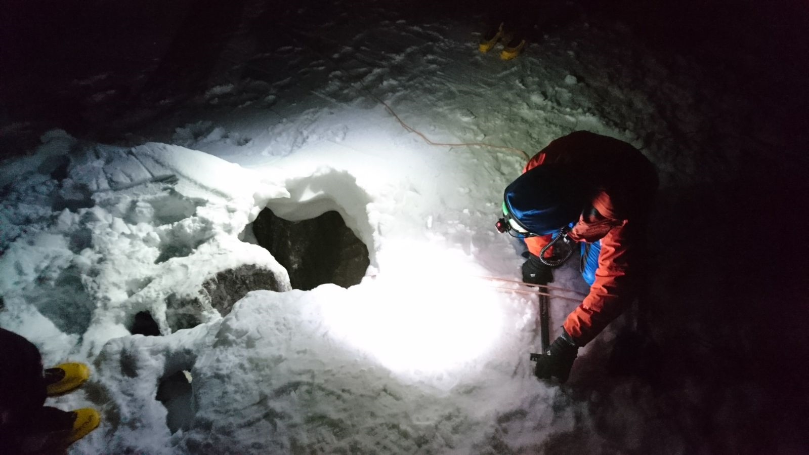 In diese Doline war der Bergsteiger gefallen und musste aus etwa 30 Metern befreit werden.
