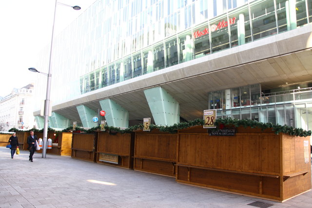 Damals noch Markt3: 30 Stände sollten der Landstraße während der Weihnachtszeit mehr Leben einhauchen. | Foto: Thomas Zeidler