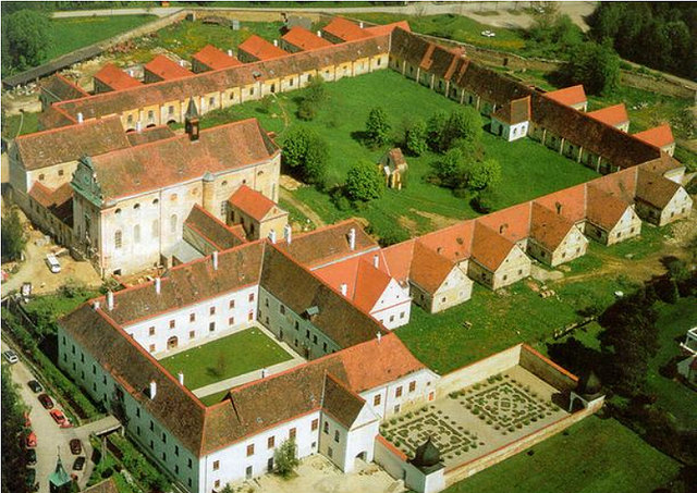 Während der Kriegsjahre wurde die Kartause Mauerbach als Lazarett genutzt. Von 1945 bis 1961 wurde sie als Obdachlosenheim umfunktioniert und beherbergte rund 100 Familien. 1961 fiel die Kartause durch das Konkordat in Bundesbesitz. | Foto: BB Archiv/BDA