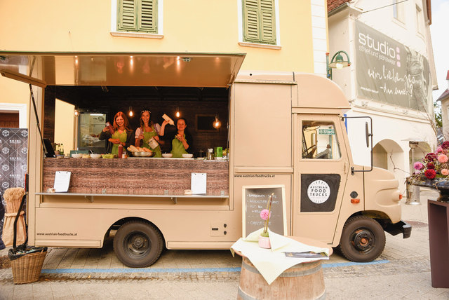 Spezial-Hotdogs und andere deftige Kulinarik gab's am "Tag danach" aus einem Retro-Foodtruck am Hauptplatz. | Foto: Bernhard Bergmann