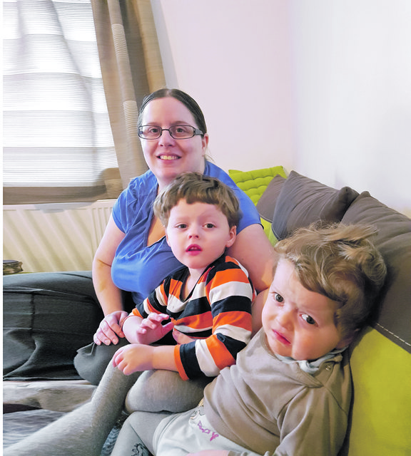 Die beiden Brüder Jonathan und Julian mit ihrer Mutter Bianka Opfolter. | Foto: Privat