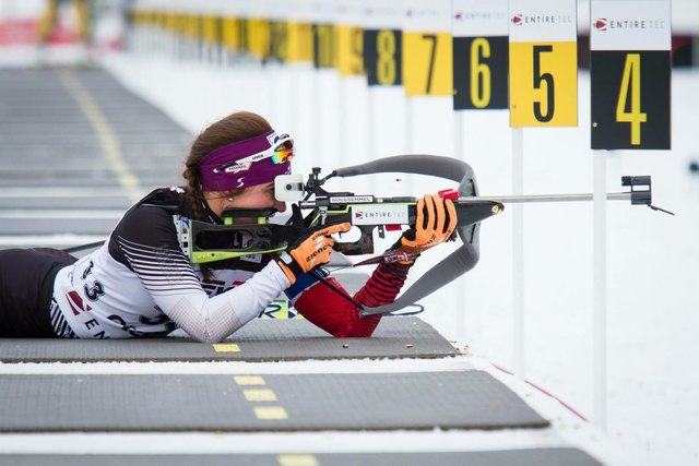 Volle Konzentration am Schießstand: Die 23-jährige Dunja Zdouc zählt im Biathlon zu den besten Österreichs | Foto: KK