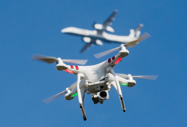 Alarm: In Schwechat sichtete ein AUA-Pilot knapp vier Kilometer vorm Flughafen eine Drohne im gesperrten Luftraum. | Foto: DPA