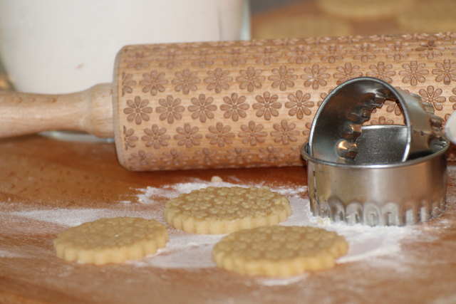 An das Ausrollen von festen Lebkuchen- oder Mürbeteigen sollten sich aber erst ältere Kinder heranwagen. | Foto: Quelle: (www.wohnschwester.de / TRD Ernährung)