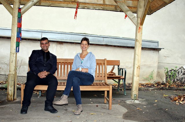 Stafan Csaba und Petra Schmidt sitzen im Innenhof der Zweiten Gruft.