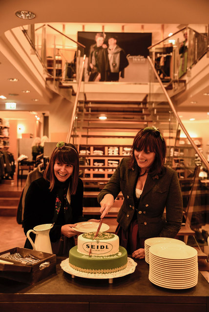 Die trachtigen Seidl-Geschäftsführerinnen Katharina und Viktoria Götzl beim Anschneiden der Jubiläumstorte. | Foto: Bernhard Bergmann