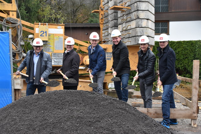 NHT-Geschäftsführer Hannes Gschwentner, Bgm. Anton Hoflacher, Vize-Bgm. Michael Dessl, Baumeister Hannes Feller (Bodner Bau), Architekt Andreas Scharmer und NHT-Projektleiter Dietmar Waldeck (v.l.) setzten den Spatenstich.