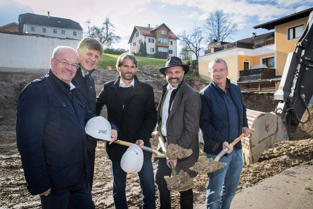 Beim Spatenstich für das Lebenshilfe-Wohnhaus in Abtenau im Bild v. li.: Die beiden Architekten DI Christian Schmirl und DI Rupert Krallinger, sowie von der Lebenshilfe Salzburg Ferdinand Eder (Werkstätten-Leiter), Guido Güntert (Geschäftsführer) Michael Russ (Präsident). | Foto: Neumayr/Leo