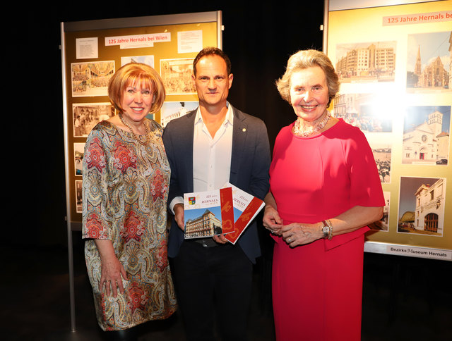 Bezirkschefin Ilse Pfeffer (SPÖ) mit dem Hernals-Buch-Autor Stefan Zwickl (Mitte) und Bezirksmuseumsleiterin Trude Neuhold (r.). | Foto: BV 17