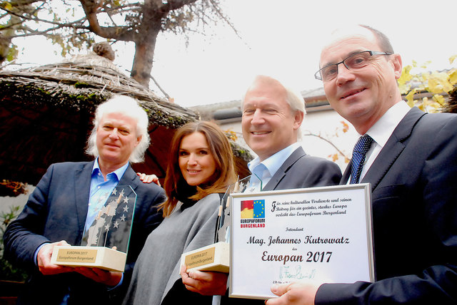 Eduard und Johannes Kutrowatz mit Laudatorin Barbara Karlich und Franz Steindl | Foto: Foto: Europaforum