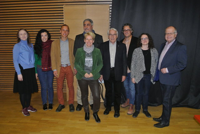 Die Referenten Maynat Kurbanova, Marco Anger, Salem Hassan und Thomas Schmidinger mit Pelin Özmen, Mary Kreutzer, Maximilian Titz, Karima Aziz und Alfred Stachelberger.