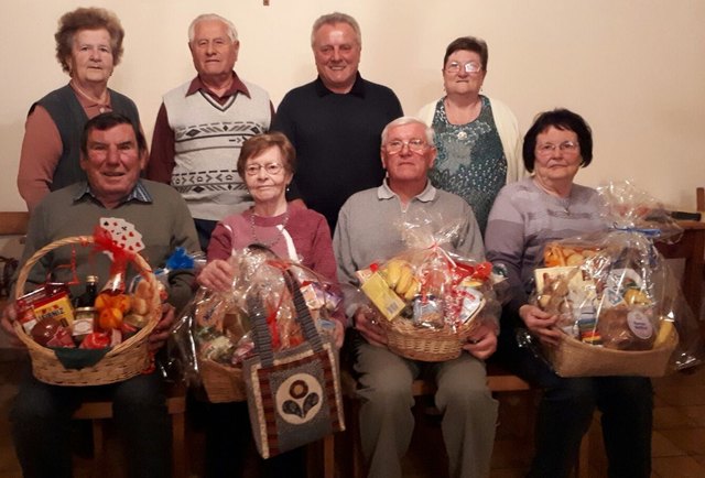 Die glücklichen Gewinner des Preisschnapsens: Herta Neubauer, Stefan Guzella, Josef Hauer, Siegerin Hermine Winterleitner, Manfred Schlager, Helmut Huss, Helga Oberleitner und Waltraud Hauer.